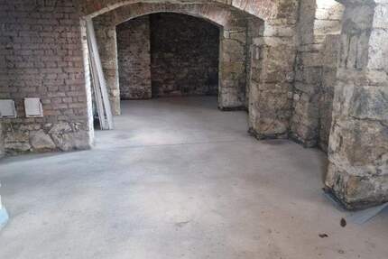 Großzügige Lagerräume mit ausreichend Staufläche in saniertem Mehrfamilienhaus! zimmer