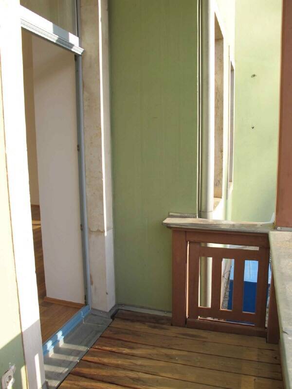 Schöne hohe Räume mit Sonnen-Balkon