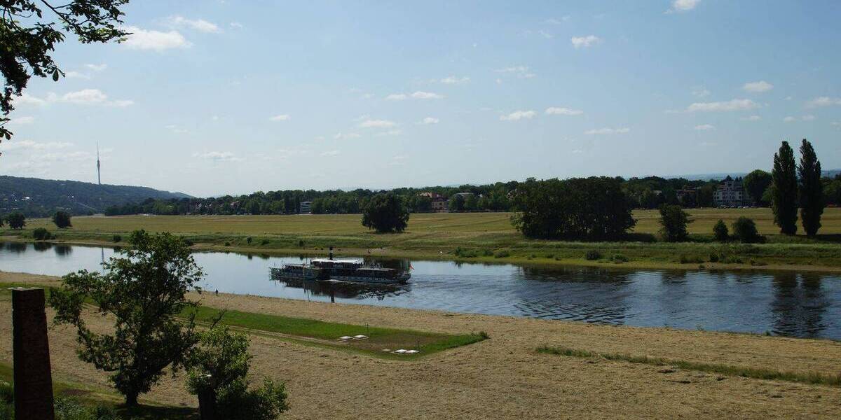 Premium-Baugrundstück in Dresden am Elbhang mit Elb-Panorama mit medialer Erschließung und Baugenehmigung zimmer