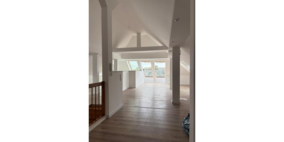 Wunderschöne Dachgeschoss-Wohnung in ruhiger und grüner Lage ab sofort zu vermieten! 4 zimmer