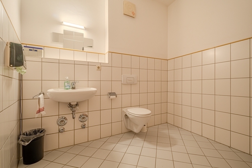 IDEALE FLÄCHE FÜR PRAXIS ODER BÜRO IM HOCHPARTERRE – ZENTRAL GELEGEN – PKW-STELLPLATZ – GROSSES WC