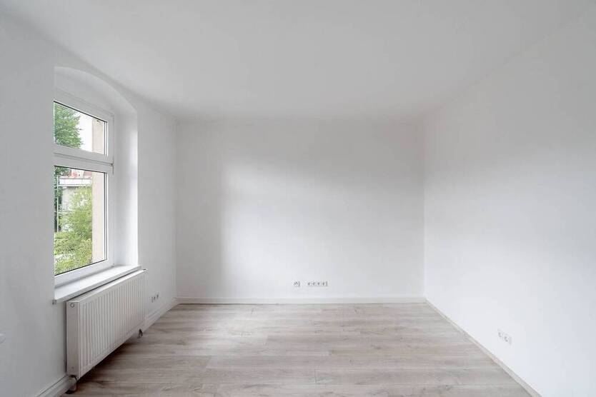 Charmante Etagenwohnung mit Tageslicht-Vollbad. EBK Übernahme möglich.