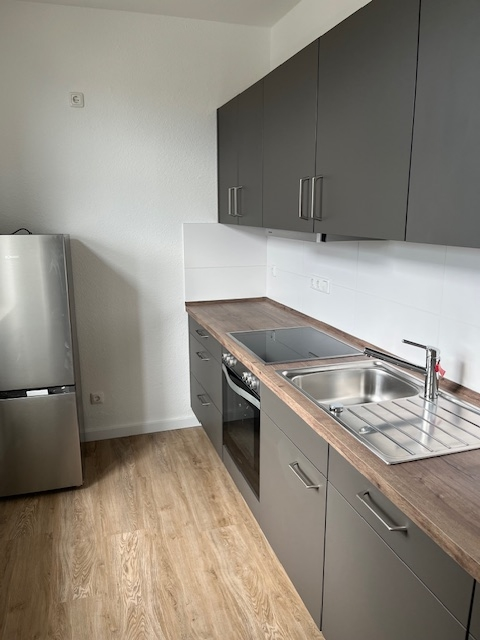 2-Zimmer-Whg mit neuer EBK und Designbelag für 2 Jahre zu vermieten