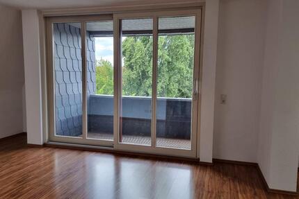 3 Zi DG-Maisonette-WHG mit Loggia, EBK und Carportstellplatz 3 zimmer
