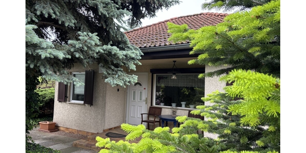 Idyllischer Bungalow auf großem Baugrundstück (1.560 m²) mit exzellentem Neubau-Potenzial in Coswig - Bungalow Coswig | Angebot:27443879