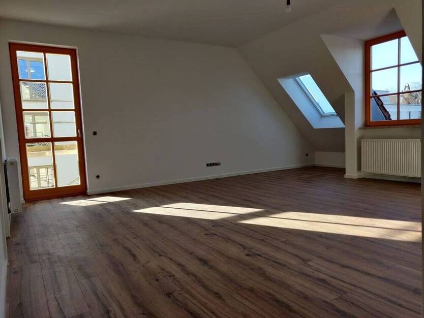 großzügige 4-Zimmer Dachgeschoßwohnung mit Südbalkon in zentraler Lage zu vermieten!!