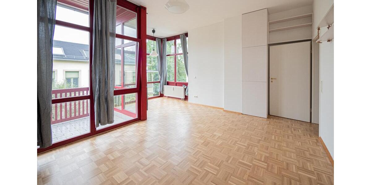 Teilmöblierte Altbauwohnung in malerischer Villa und bevorzugter Wohnlage. 2 zimmer