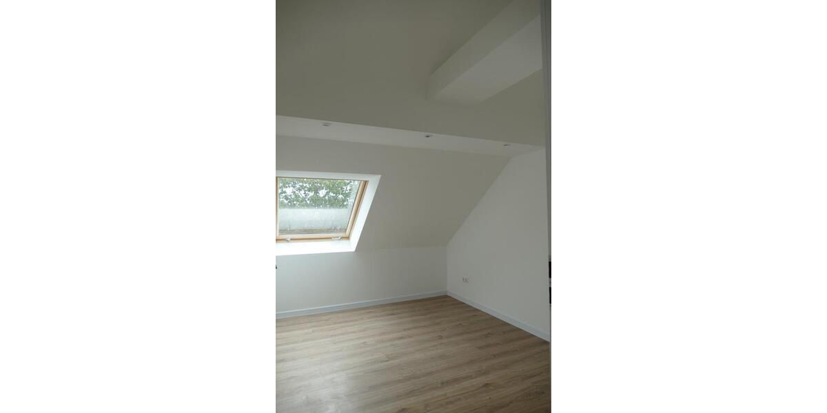 Wunderschöne Dachgeschoss-Wohnung in ruhiger und grüner Lage ab sofort zu vermieten! 4 zimmer