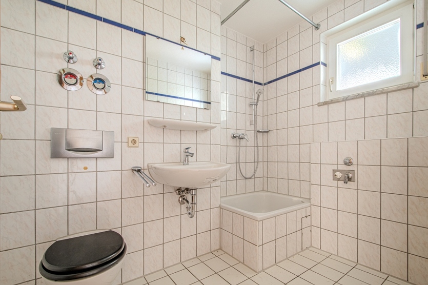 BEZUGSFREI – TERRASSE & GARTENATEIL – DUSCHBAD MIT FENSTER – TG-PARKER – UNINÄHE 1 zimmer