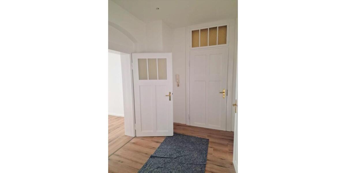 Stilvolle und frisch renovierte 3-Zimmer-Wohnung m. Balkon, neuem Laminat 