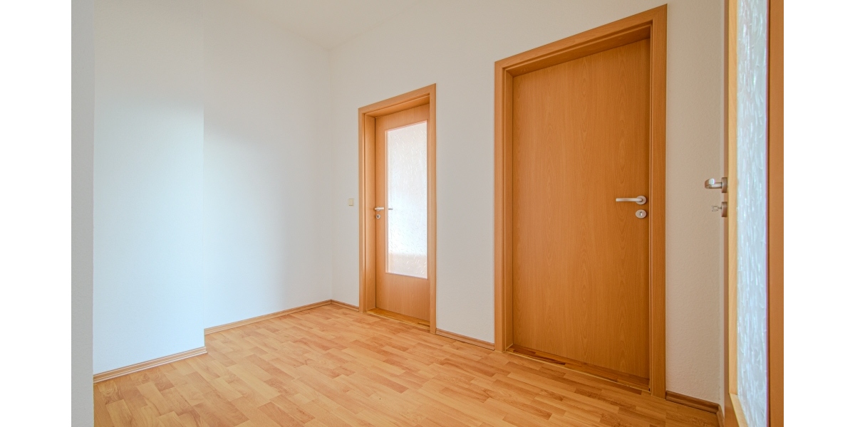 NEUES WANNENBAD MIT FENSTER & HANDTUCHHEIZKÖRPER – NEU GEFLIESTE KÜCHE – GUT GESCHNITTEN 2 zimmer