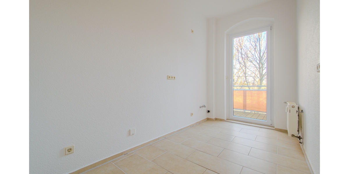 NEUES WANNENBAD MIT FENSTER & HANDTUCHHEIZKÖRPER – NEU GEFLIESTE KÜCHE – GUT GESCHNITTEN - Etagenwohnung Dresden Mickten-Kaditz | Angebot:25073447