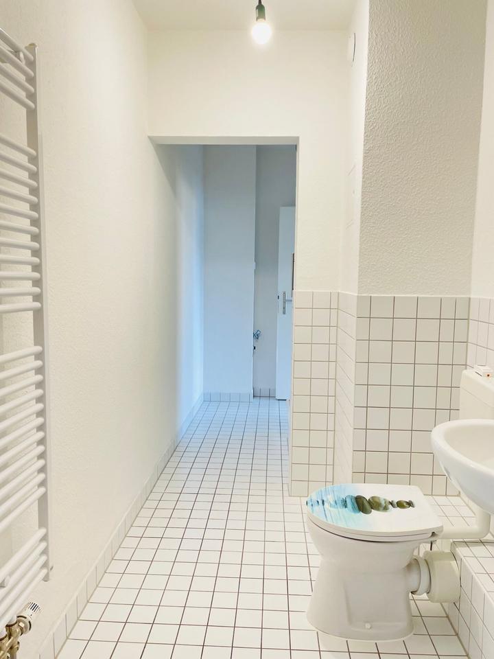 Modernes Wohngefühl: 2 Zimmer mit Einbauküche und Ankleide zimmer