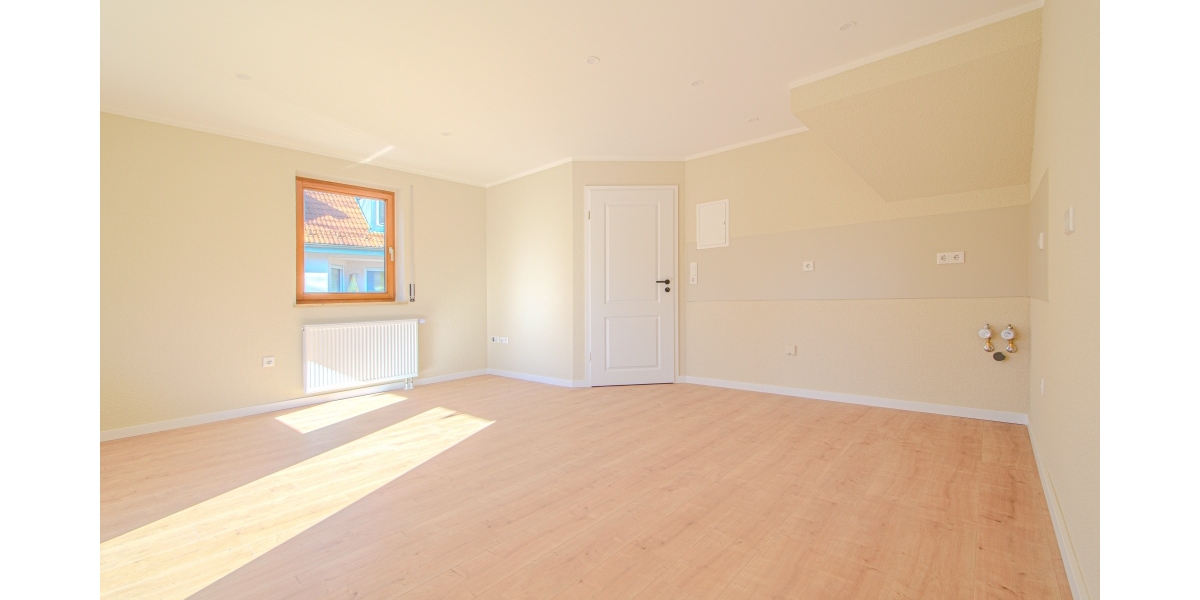 NEU SANIERT – KOMPLETT NEUES BAD MIT WANNE & FENSTER – NEUER BODENBELAG – GROSSE SONNENTERRASSE - Maisonettenwohnung Moritzburg Radebeul | Angebot:25440590