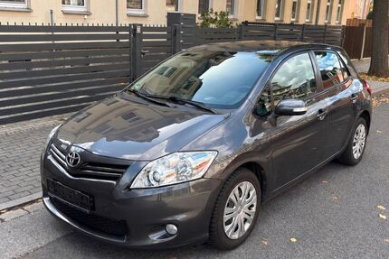 Toyota Auris 98.000 km 5.999 &euro; Dresden 01139