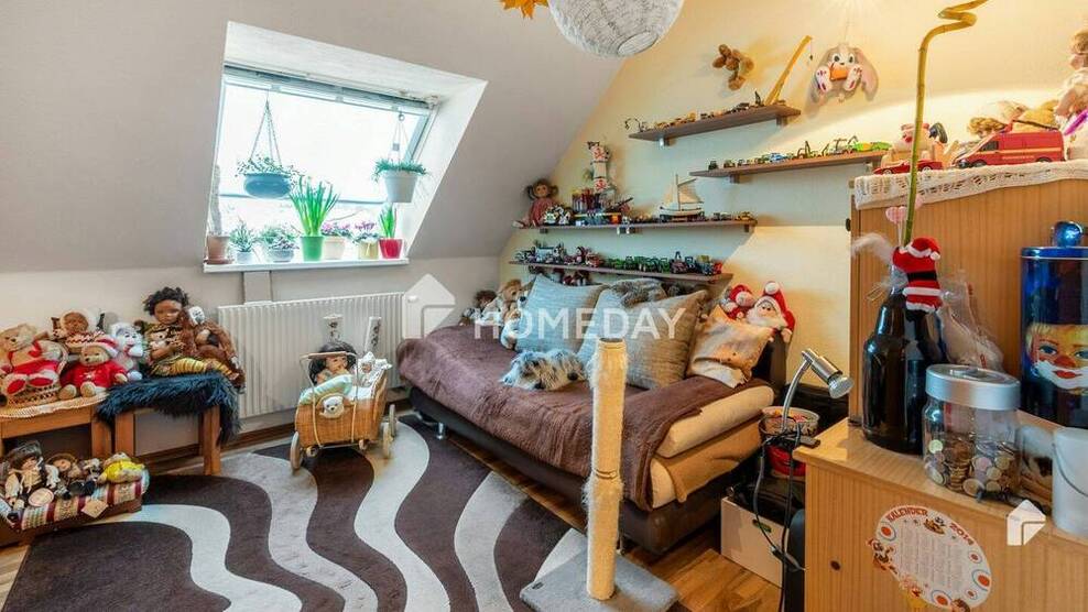 Modernisiert & sehr gepflegt: Dachgeschoßwohnung mit 3 Zimmern, EBK und Stellplatz in ruhiger Lage