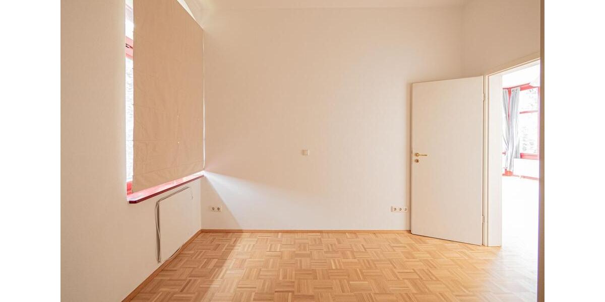 Teilmöblierte Altbauwohnung in malerischer Villa und bevorzugter Wohnlage. 2 zimmer