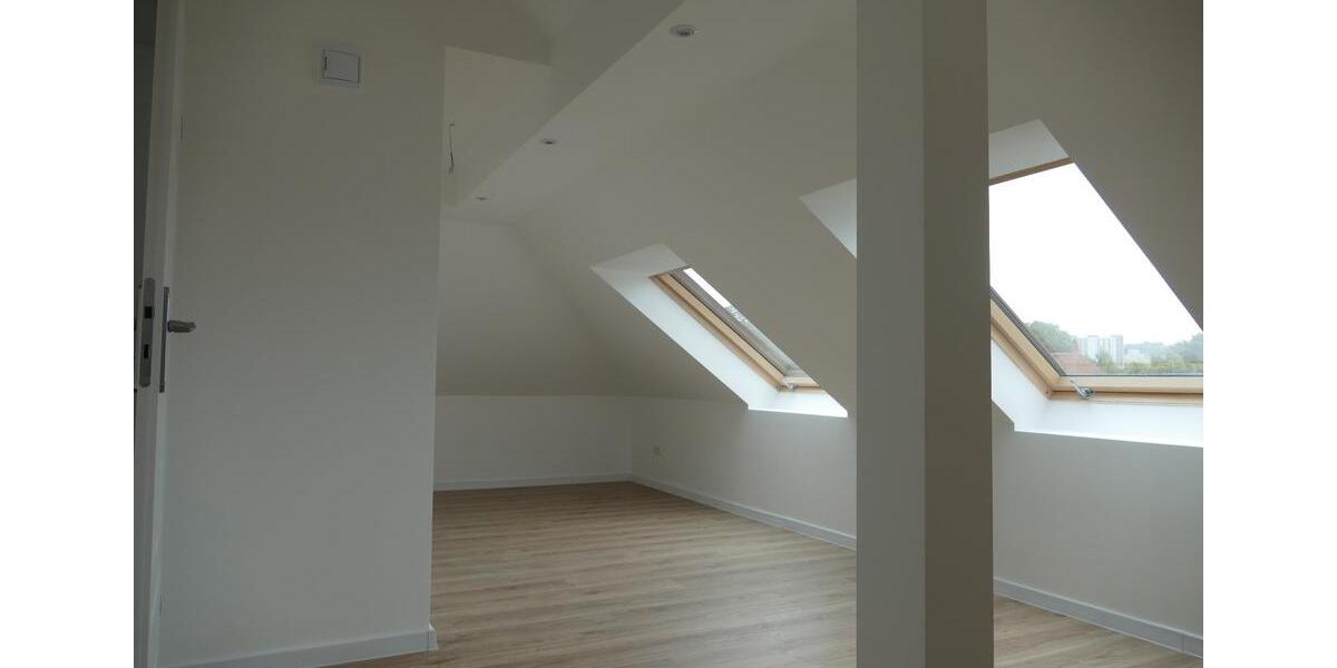 Wunderschöne Dachgeschoss-Wohnung in ruhiger und grüner Lage ab sofort zu vermieten! 4 zimmer