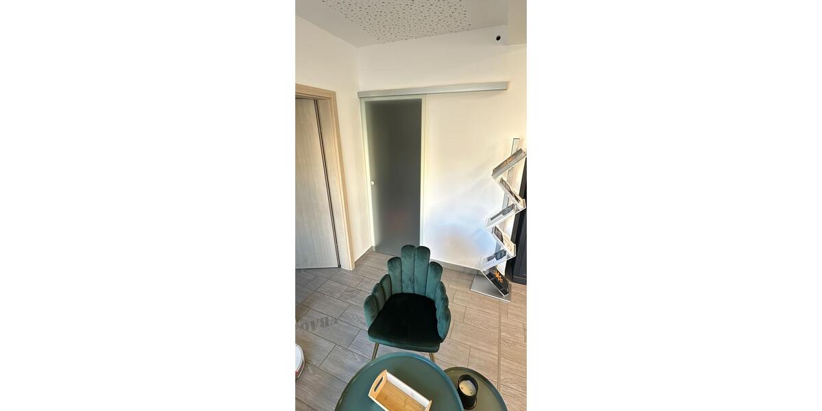 Büro-Praxisraum, 41 qm direkt an der Straße, mit großem Fenster zimmer