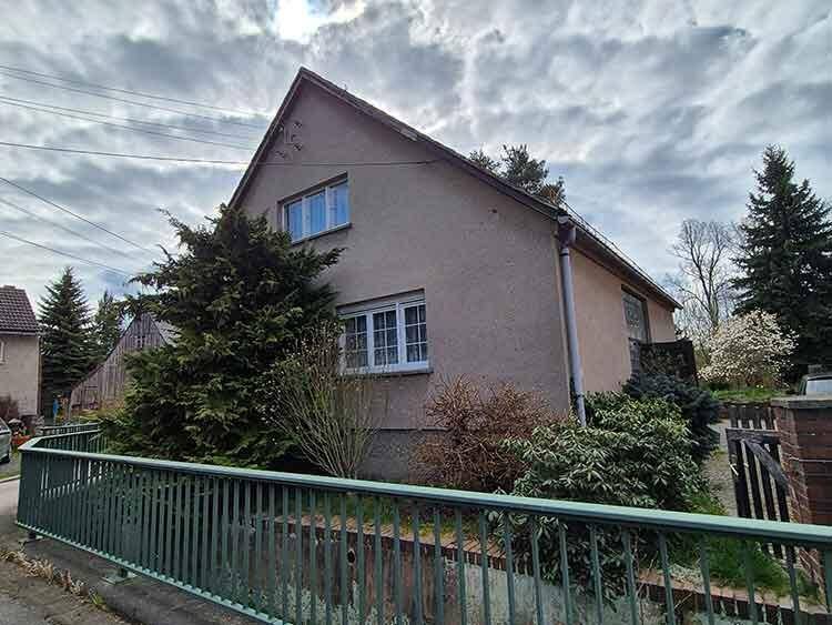 **Zwischen Blüten und Dornen - Schönes Einfamilienhaus mit Sanierungsbedarf**