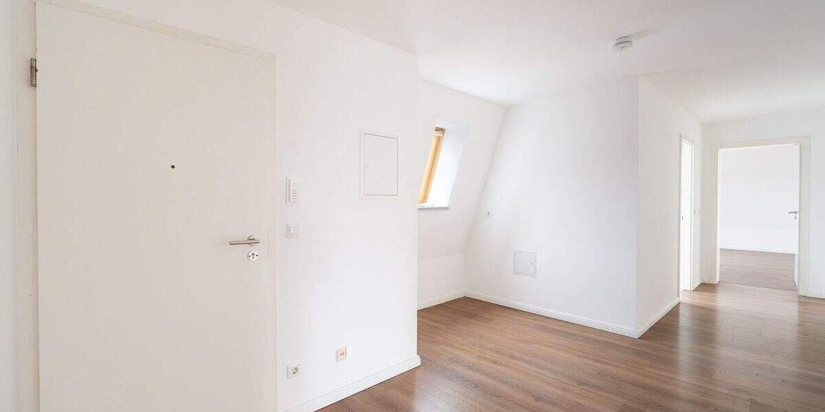 Charmante, helle 3-Raum-ETW im DG mit Lift im Haus in lebendiger Lage nahe der TU Dresden ! 3 zimmer