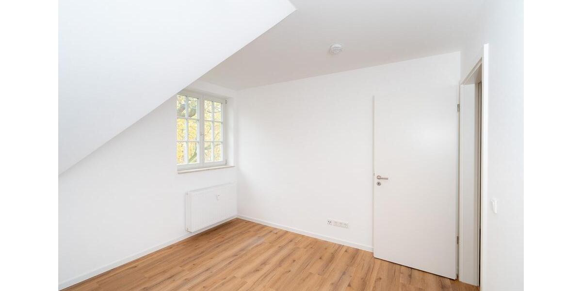 Dachgeschoßwohnung Dresden Loschwitz - 6 Zimmer, 160 m&sup2;, 2.200&euro; | Angebot:23432216