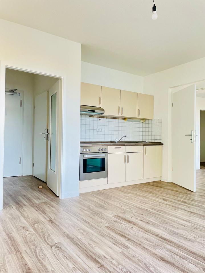 Modernes Wohngefühl: 2 Zimmer mit Einbauküche und Ankleide zimmer