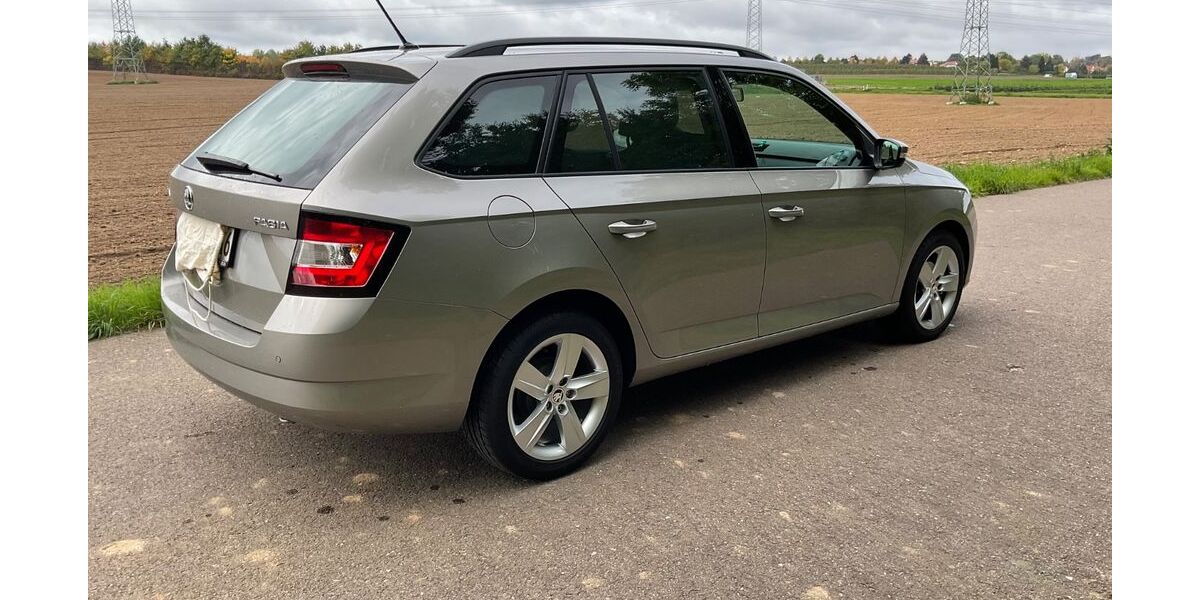 Skoda Fabia 23.000 km 14.850 &euro; Dresden 01067