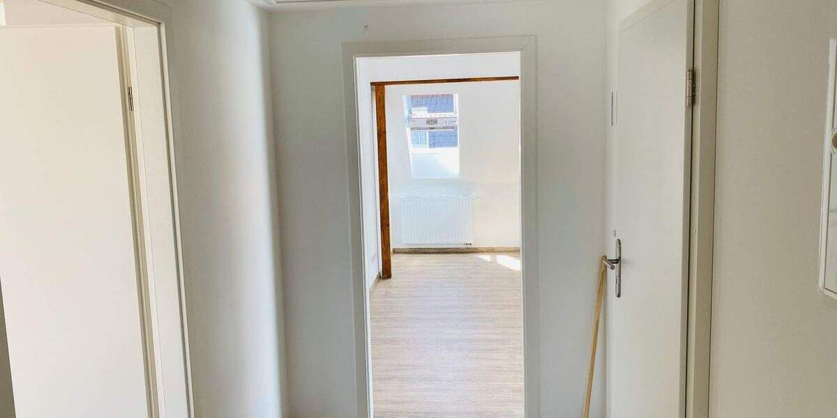 Sanierte 2-Raum-Wohnung im DG mit großzügigem Hobbyraum im Souterrain 2 zimmer