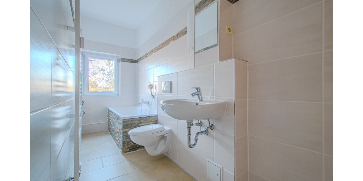 NEUES WANNENBAD MIT FENSTER & HANDTUCHHEIZKÖRPER – NEU GEFLIESTE KÜCHE – GUT GESCHNITTEN - Etagenwohnung Dresden Mickten-Kaditz | Angebot:25073447