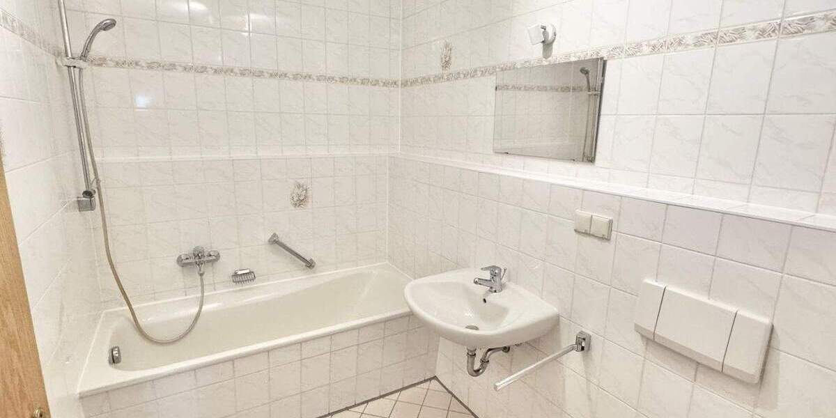 Bezugsfreie 2-Zimmer-Dachgeschosswohnung! Balkon! TG-Doppelparker oben! 2 zimmer