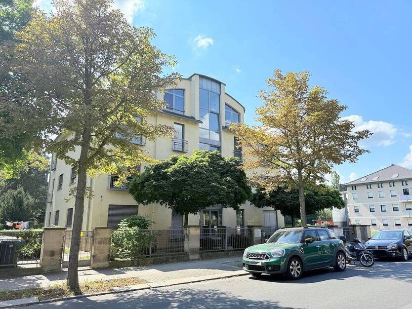 Große 4-Zimmerwohnung - Nähe Großer Garten! Balkon! Kamin! 2 x TG!