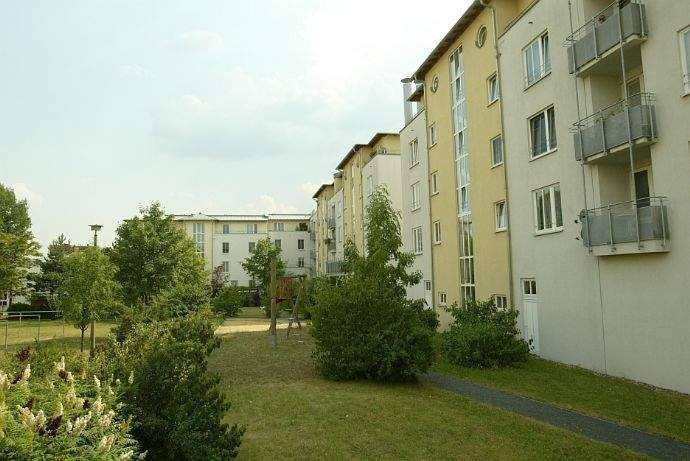 Helle und freundliche 2-Raum-Wohnung im Dresdner Norden! Mit Balkon, Einbauküche, Parkett, Aufzug und Tiefgarage in ruhiger Lage!