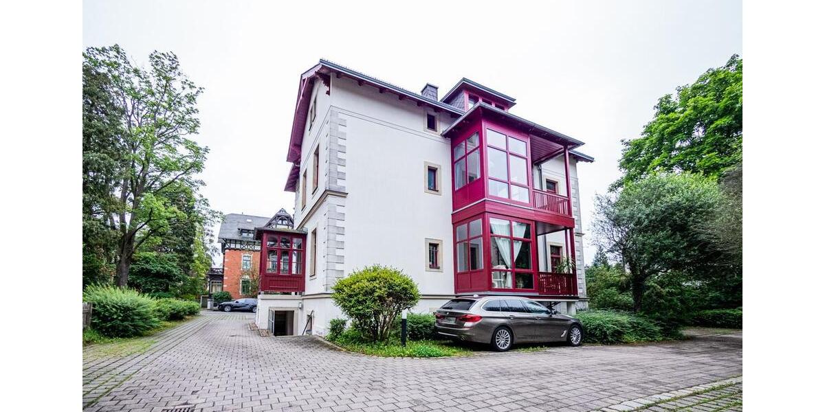 Teilmöblierte Altbauwohnung in malerischer Villa und bevorzugter Wohnlage. 2 zimmer