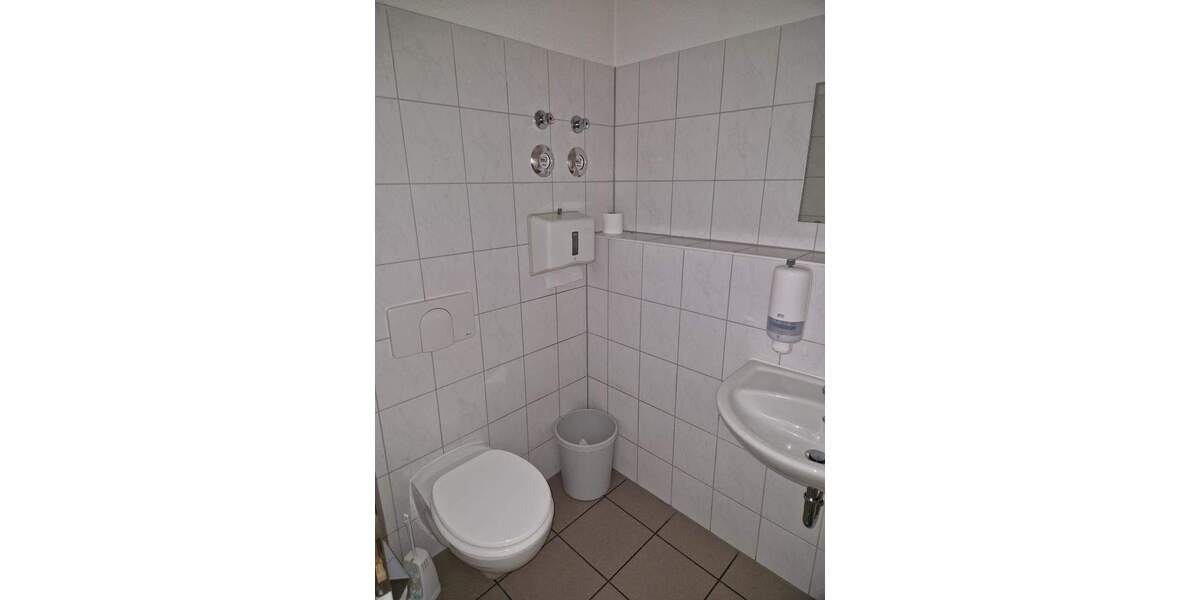 Großzügige Büroeinheit mit optimaler Raumaufteilung in der Leipziger Vorstadt! 9 zimmer