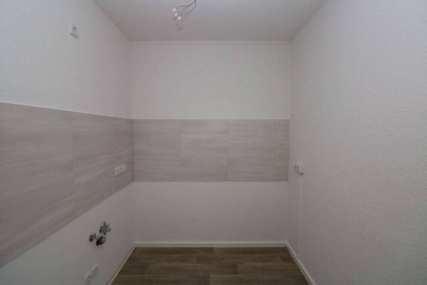 Schaumparty im modernen Wannenbad...helle 3-RW mit Wanne u. Balkon!!!