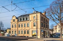 IDEALE FLÄCHE FÜR PRAXIS ODER BÜRO IM HOCHPARTERRE – ZENTRAL GELEGEN – PKW-STELLPLATZ – GROSSES WC