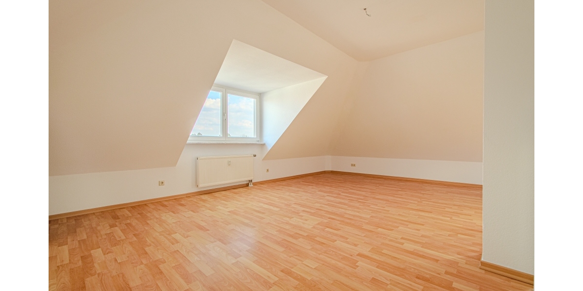 GANZ OBEN – GEMÜTLICHE MAISONETTE – BEZUGSFREI – DUSCHBAD MIT FENSTER – TG-PARKER - Dachgeschoßwohnung Dresden Strehlen | Angebot:27318190