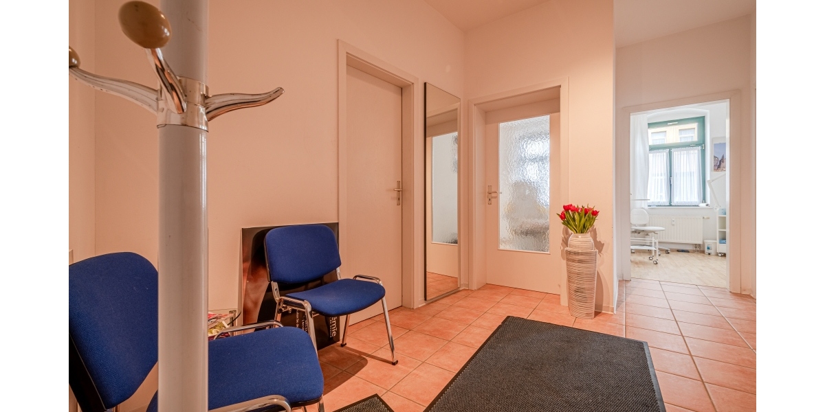 IDEALE FLÄCHE FÜR PRAXIS ODER BÜRO IM HOCHPARTERRE – ZENTRAL GELEGEN – PKW-STELLPLATZ – GROSSES WC - Gewerbeobjekt Dresden Choschütz | Angebot:22484938