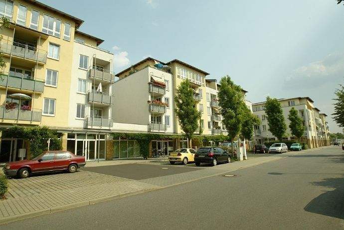 Helle und freundliche 2-Raum-Wohnung im Dresdner Norden! Mit Balkon, Einbauküche, Parkett, Aufzug und Tiefgarage in ruhiger Lage!