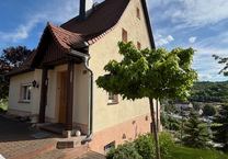 Charme trifft Charakter: Aufwendig saniertes Einfamilienhaus mit Türmchen und Gartenidylle