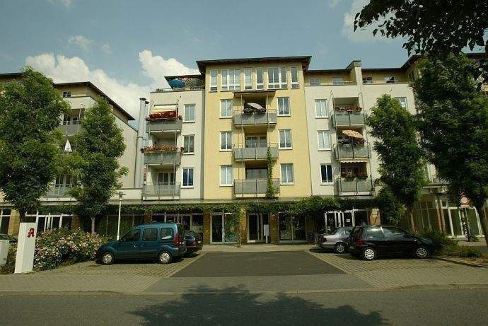 Helle und freundliche 2-Raum-Wohnung im Dresdner Norden! Mit Balkon, Einbauküche, Parkett, Aufzug und Tiefgarage in ruhiger Lage!