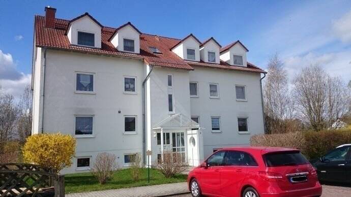 nahe Radeberg -- schöne und großzügige 2-Raum-Wohnung im Dachgeschoss mit Balkon -- hell, freundlich und ruhige Lage - PKW-Stellplatz