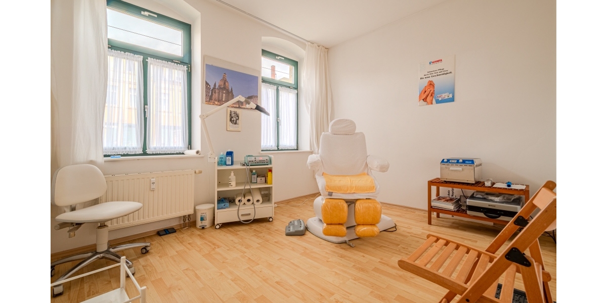 IDEALE FLÄCHE FÜR PRAXIS ODER BÜRO IM HOCHPARTERRE – ZENTRAL GELEGEN – PKW-STELLPLATZ – GROSSES WC - Gewerbeobjekt Dresden Choschütz | Angebot:22484938