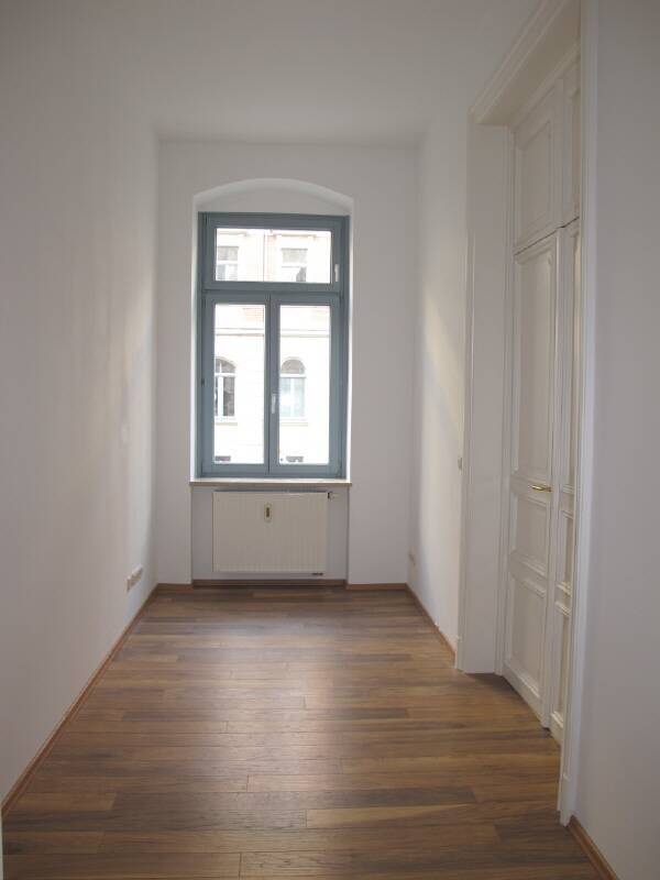Schöne hohe Räume mit Sonnen-Balkon