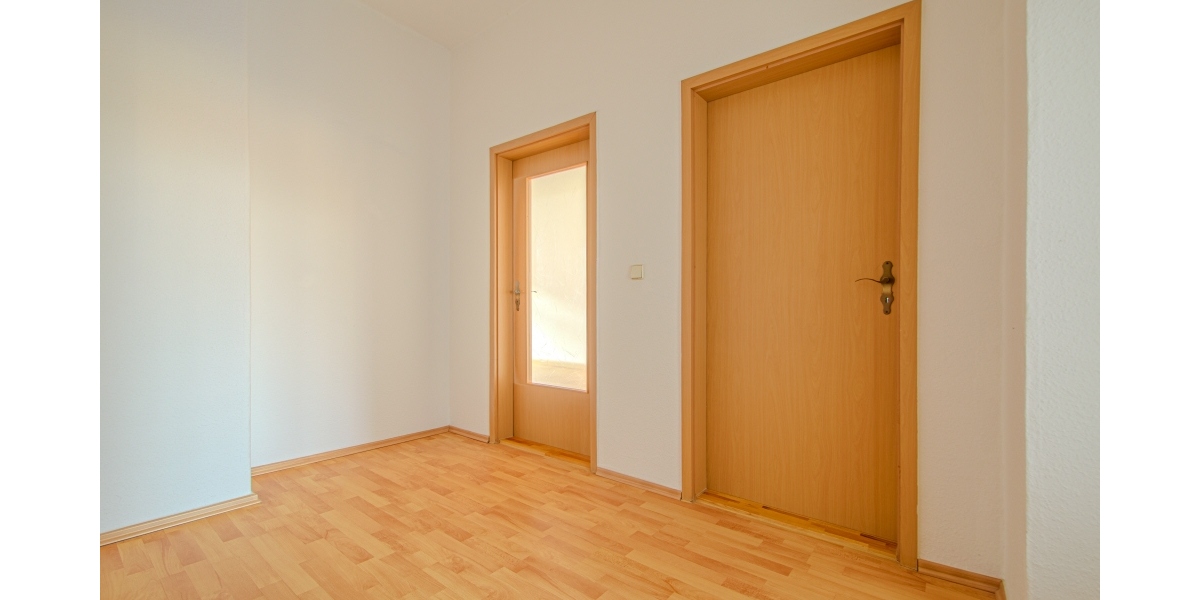 NEUES WANNENBAD MIT FENSTER & HANDTUCHHEIZKÖRPER – NEU GEFLIESTE KÜCHE – GUT GESCHNITTEN - Etagenwohnung Dresden Mickten-Kaditz | Angebot:25073447