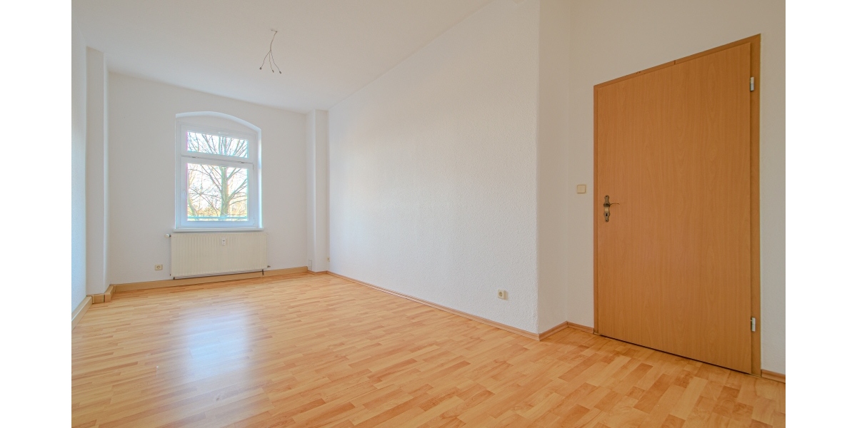 NEUES WANNENBAD MIT FENSTER & HANDTUCHHEIZKÖRPER – NEU GEFLIESTE KÜCHE – GUT GESCHNITTEN - Etagenwohnung Dresden Mickten-Kaditz | Angebot:25073447