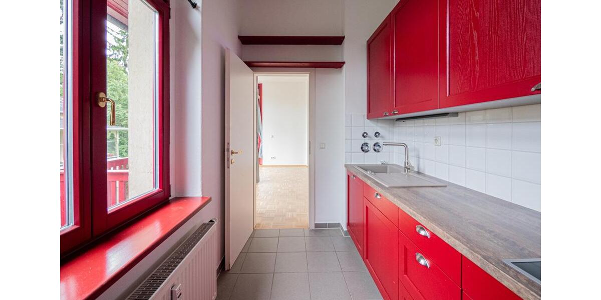 Teilmöblierte Altbauwohnung in malerischer Villa und bevorzugter Wohnlage. 2 zimmer