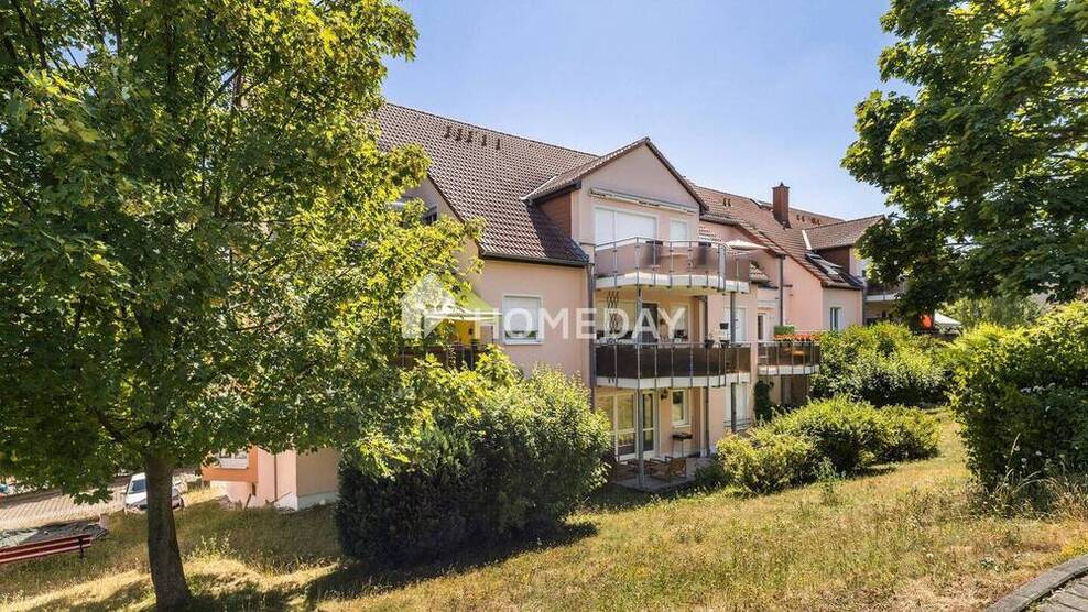 Modernisiert & sehr gepflegt: Dachgeschoßwohnung mit 3 Zimmern, EBK und Stellplatz in ruhiger Lage