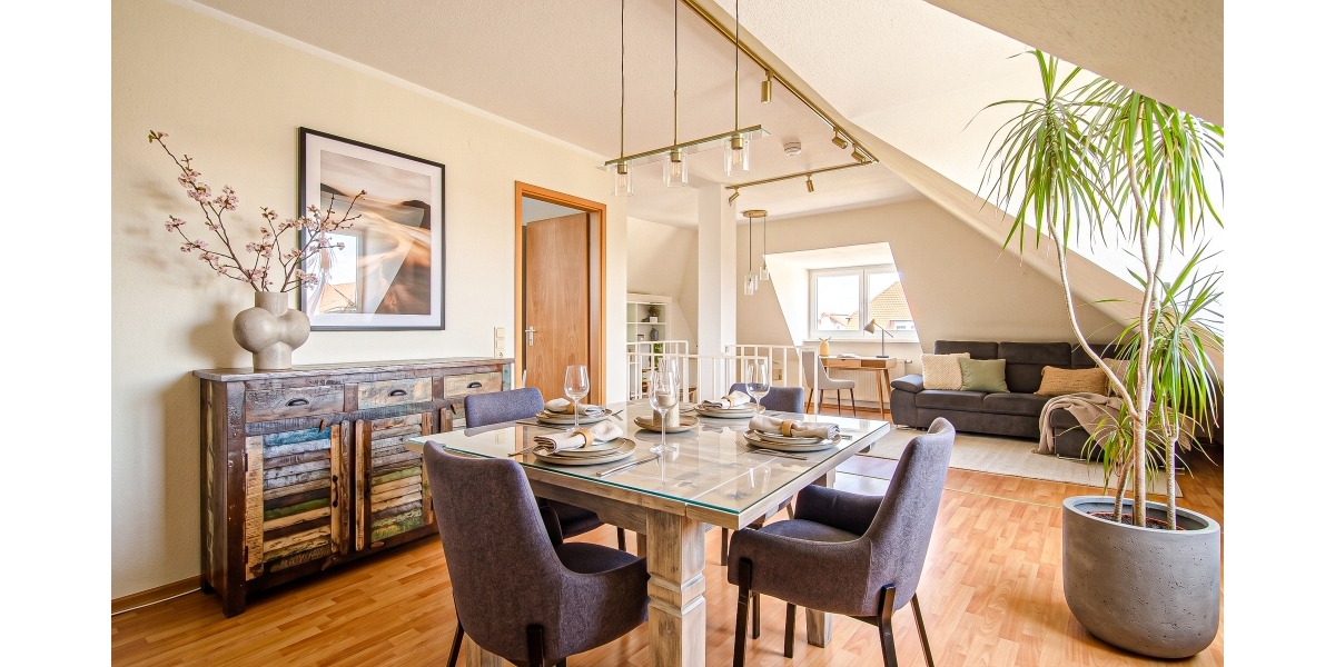 GANZ OBEN – GEMÜTLICHE MAISONETTE – BEZUGSFREI – DUSCHBAD MIT FENSTER – TG-PARKER - Dachgeschoßwohnung Dresden Strehlen | Angebot:27318190